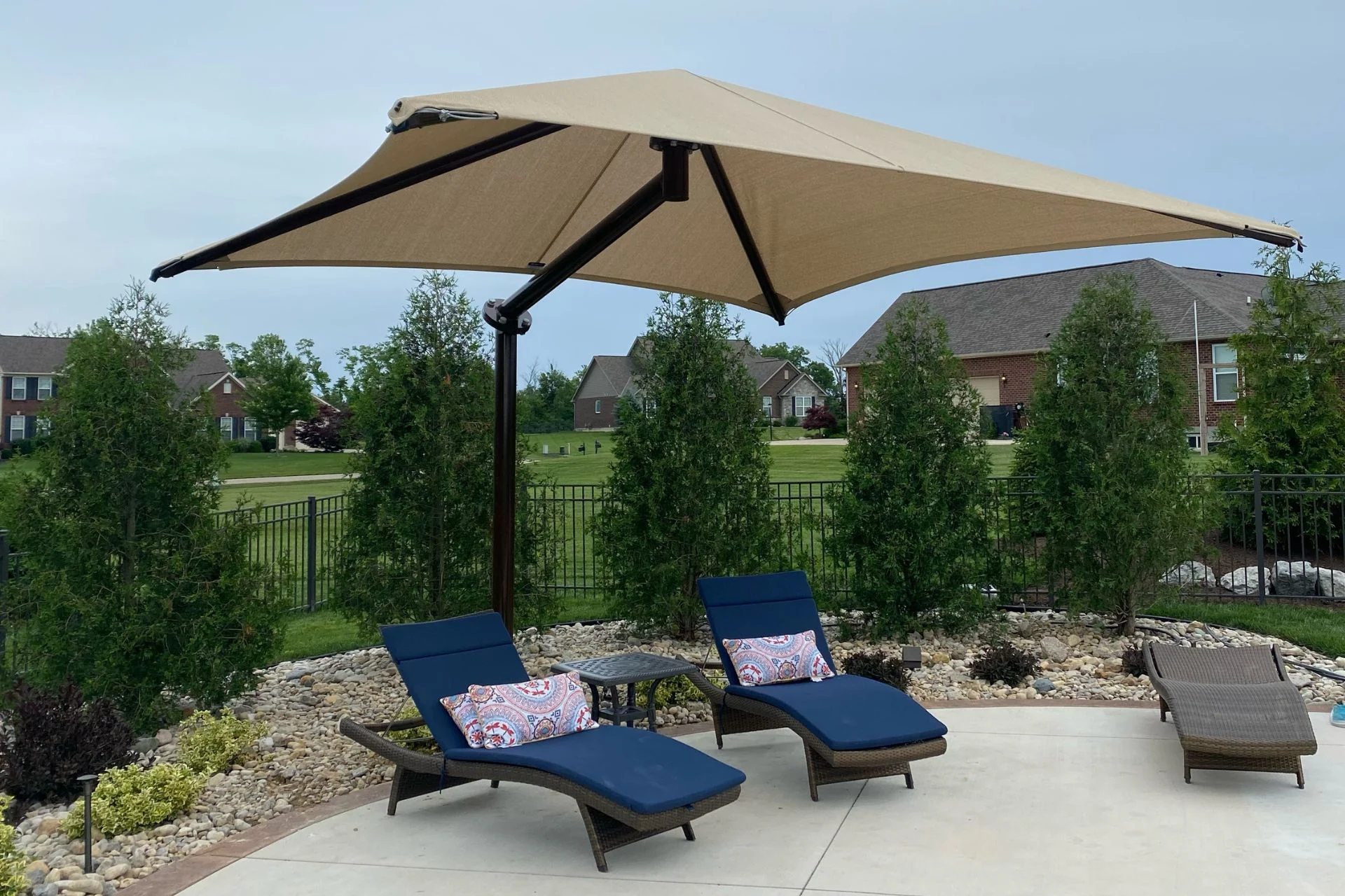 Single Post Pyramid Cantilever Shade Structure - Image 11