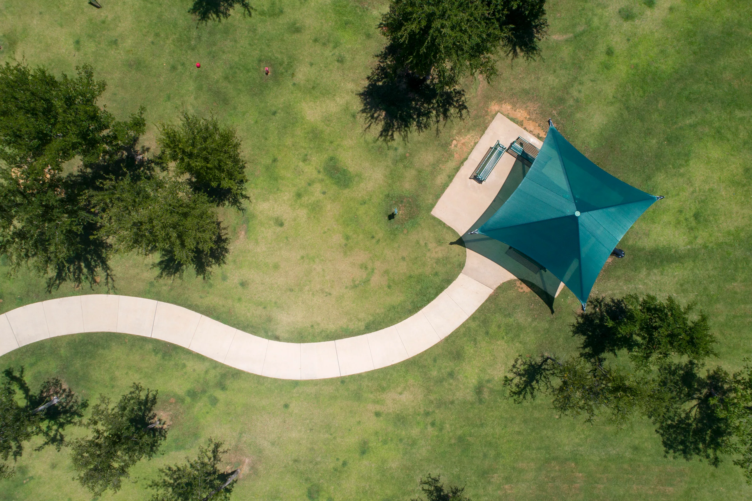 Single Post Pyramid Cantilever Shade Structure - Image 9